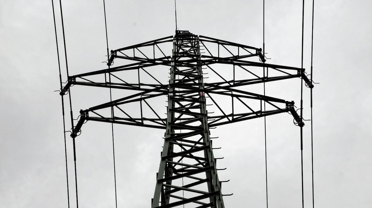 Britská energetická síť je napjatá, provozovatel soustavy nabízí lidem peníze za omezení spotřeby